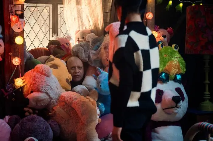 Kostümbildnerin Colleen Atwood vermischt die originale Figur mit modernen Gothic-Elementen