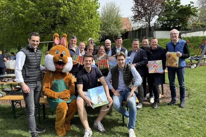 Gruppenbild mit Veranstaltern, Ehrengästen und Osterhasen