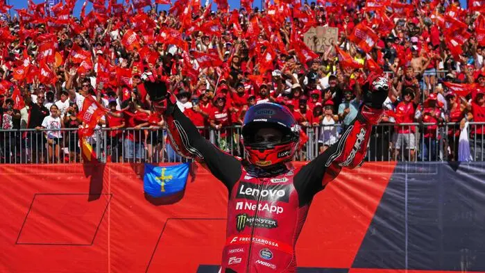 Marc Marquez vor „seiner“ Tribüne im „Motoland Aragon“ – der Spanier bleibt in seiner Heimat der König auf zwei Rädern 