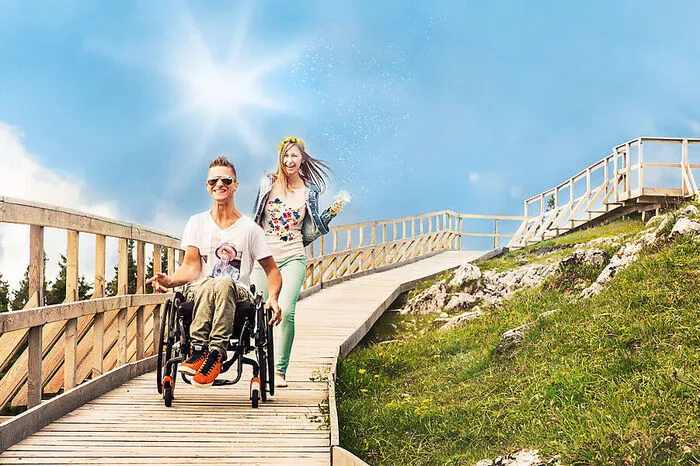 Der Schöckl lockt nicht nur mit Sonne, sondern auch mit dem barrierefreien Wanderweg und einem perfekten Panoramablick auf die ganze Südoststeiermark.