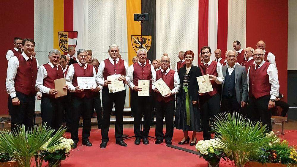 Obmann Amschl (links) mit den geehrten Sängern, die vom Kärntner Sängerbund ausgezeichnet wurden