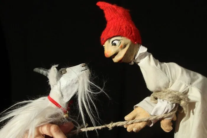 Das vergnügliche Handpuppenspiel mit Live Musik erzählt von allerlei Verwicklungen im menschlichen und tierischen Zusammenleben.