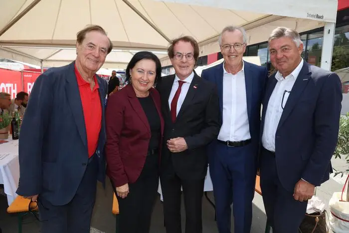 „Was damals von uns initiiert wurde, ist heute ein vielseitiger Partner rund um das Bauen, Wohnen und Gestalten. Mit dem Übergang zu Lederhaas sind die Werte Handschlagqualität, Verlässlichkeit und persönliche Beratung dieselben geblieben“, sagten Hans Roth und Günther Lederhaas beim Fest