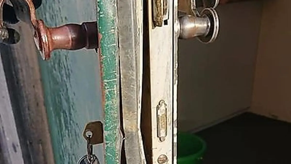 Kaputte Tür zum Container