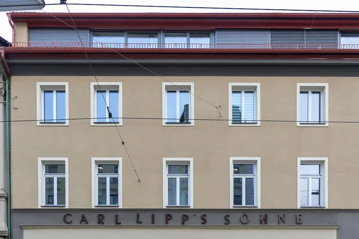 Der renovierte Original-Schriftzug aus dem 19. Jahrhundert erinnert noch an den Hafnerbetrieb von Carl Lipp.