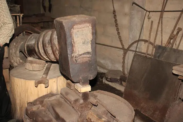 Das Hammerwerk war über Jahrhunderte in Ligist wichtiger Arbeitgeber sowie Großzeugschmiede für die Region. „Die Waren wurden etwa an Baufirmen in Graz geliefert. Selbst der Schaufelradbagger Leopold bekam einen ,Zahn‘ aus Ligist“, erzählt Ehrlich-Roob. Inzwischen ist die Hammerschmiede ein lebendiges Museum, in dem fallweise auch Veranstaltungen stattfinden. 