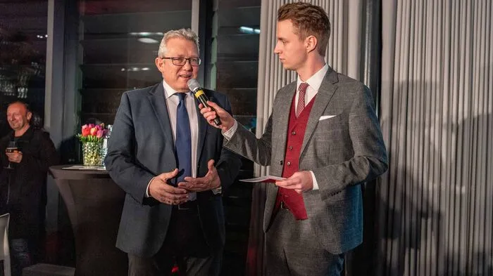 Thomas Spann (links) eröffnete gemeinsam mit Moderator Mathias Pascottini den Galaabend.