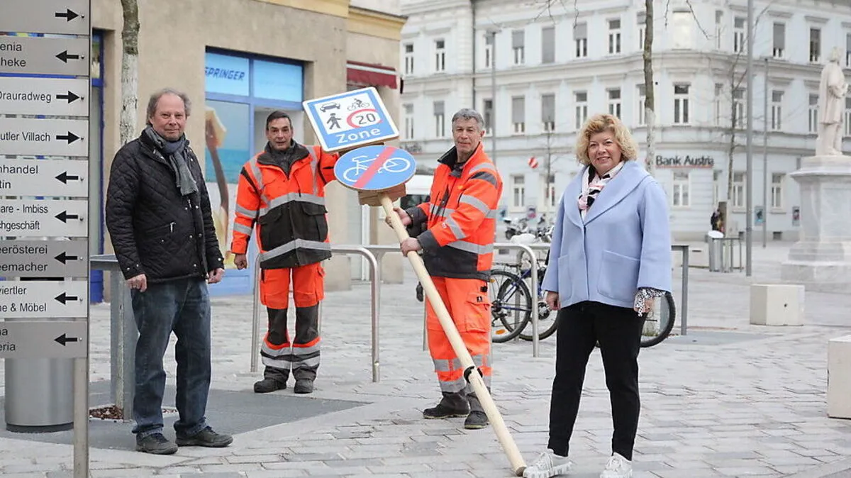 Nachhaltigkeitsreferentin Irene Hochstetter-Lackner mit Mitarbeitern des Wirtschaftshofs beim Aufstellen der Bambusschilder
