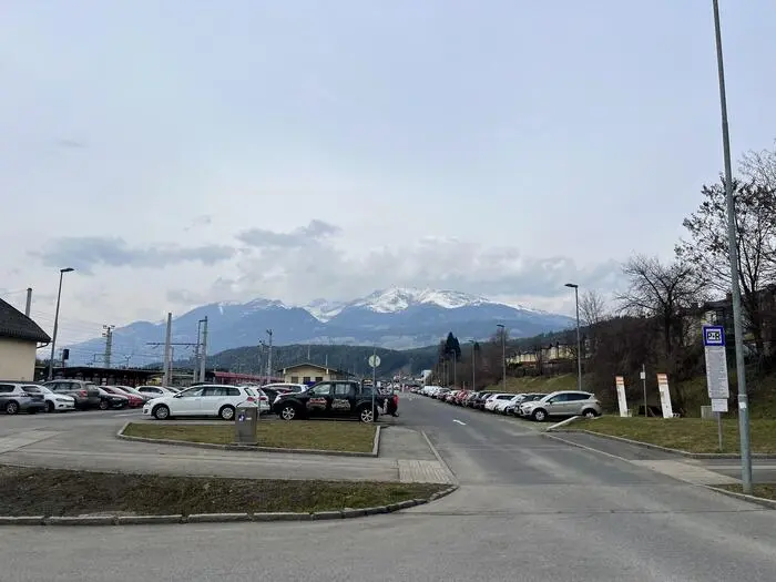 Am Bahnhof Spittal-Millstättersee stehen Pendlern 242 Park-&-Ride-Stellplätze sowie Fahrrad- und Mopedabstellplätze zur Verfügung