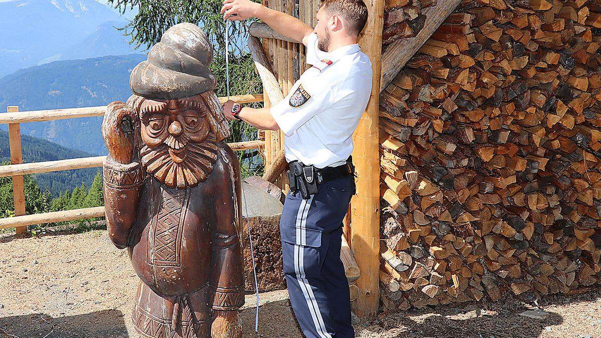 Diese Holzfigur fiel auf den kleinen Buben und verletzte ihn tödlich