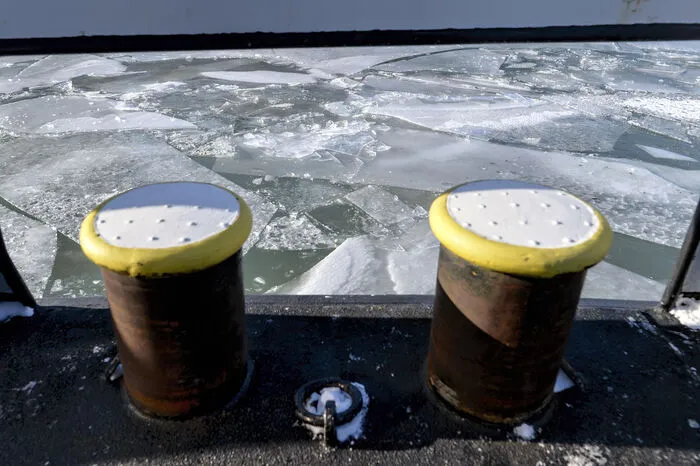 Die "Eisvogel" bricht das Eis mit der Kraft ihres Bugs und schiebt die Schollen zur Seite. Bis zu 60 Zentimeter dickes Eis kann das Schiff brechen, was zuletzt im Jahr 1985 der Fall war.