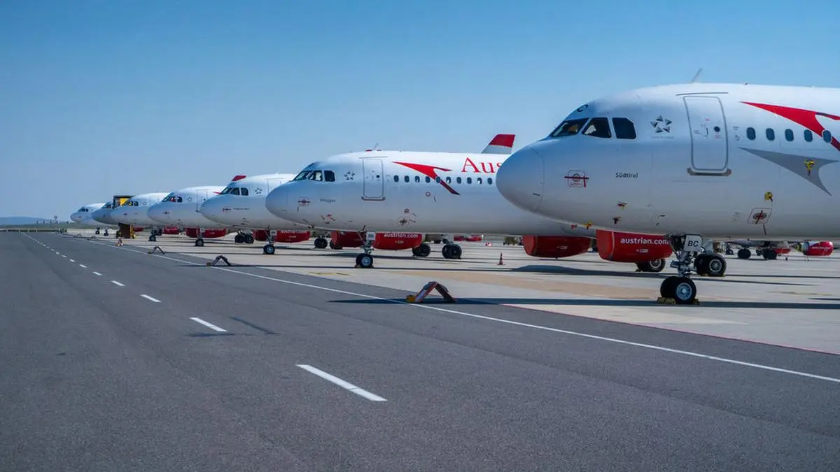 ABD0054_20200324 - SCHWECHAT - ÖSTERREICH: ++ HANDOUT ++ Die Austrian Airlines (AUA) hat am Donnerstag, 19. März 2020, den Linienflugbetrieb aufgrund der Coronavirus-Pandemie eingestellt. Die Flugzeuge der Austrian Airlines wurden am Flughafen Wien geparkt. - FOTO: APA/AUSTRIAN AIRLINES - ++ WIR WEISEN AUSDRÜCKLICH DARAUF HIN, DASS EINE VERWENDUNG DES BILDES AUS MEDIEN- UND/ODER URHEBERRECHTLICHEN GRÜNDEN AUSSCHLIESSLICH IM ZUSAMMENHANG MIT DEM ANGEFÜHRTEN ZWECK UND REDAKTIONELL ERFOLGEN DARF - VOLLSTÄNDIGE COPYRIGHTNENNUNG VERPFLICHTEND ++