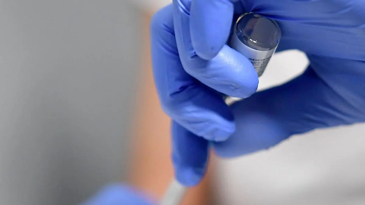 ABD0116_20210219 - SALZBURG - ÖSTERREICH: ++ THEMENBILD ++ Salzburg hat am Freitag, 19. Februar 2021, die Impfstraße am Salzburger Messegelände eröffnet. Im Bild zieht eine Ärztin den Corona-Impfstoff auf. - FOTO: APA/BARBARA GINDL