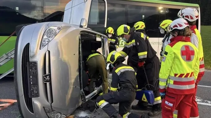Der eingeklemmte Lenker musste aus dem Wrack geholt werden