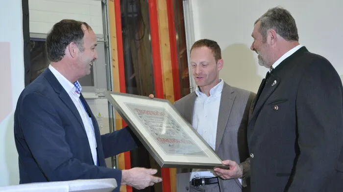 Zum 40-Jahr-Jubiläum der Tischlerei Mandler in Amlach bei Greifenburg überreichte Innungsmeister Valentin Lobnig Markus und Josef Mandler eine Urkunde.
