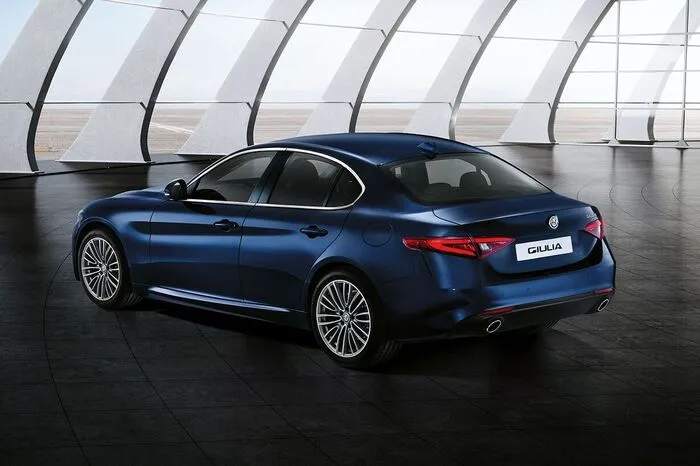 Neben dem V6-Biturbo-Benziner mit 2,9 Liter Hubraum im Topmodell stehen ein neuer 2-Liter-Benziner (200 PS) in Kombination mit Achtgang-Automatikgetriebe sowie ein ebenfalls neuer 2.2-Liter-Turbodiesel zur Verfügung, der in zwei Leistungsstufen (150 PS oder 180 PS) und jeweils wahlweise mit Sechsgang-Handschaltung oder Achtgang-Automatik lieferbar ist.