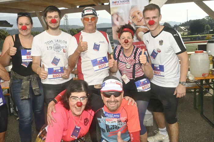 Gemeinderätin Nadja Seebacher, Organisator Lukas Gradnitzer, Geherprofi Hermann Strieder und die Clowndoctors Anna Russegger und Karin Nagele mit Ausdauersportler Dominik Pacher und Ferdinand Raunegger.