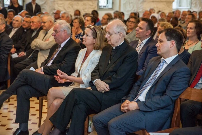 Unter den Gästen fanden sich auch Altbischof Egon Kapellari, Landtagspräsidentin Bettina Vollath, die Landesspitzen ...