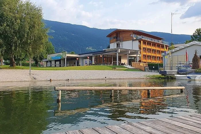 Das Strandbad in Bodensdorf wurde saniert und vor wenigen Tagen als „Seebad Bodensdorf“ neu eröffnet. Die Neueröffnung hat auch auch eine positive Auswirkungen auf die Geldbörsen der Besucher. Das „Seebad“ ist seitdem nämlich bei freiem Eintritt zu besuchen. Geboten wird den Besuchern unter anderem ein neuer Spielplatz sowie in neues Badehaus inklusive Buffet- und Küchenbereich. kk/