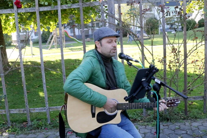 Für die musikalische Umrahmung sorgte Rudi Lechner auf der Gitarre. 