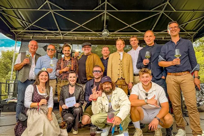 Die neun Eruptionswinzer gemeinsam mit dem Podcastteam Terroir & Adiletten (Willi Schlögl und Rapper Curly), Alexandra Gorsche und die Steirische Weinhoheit Antonia Hiebaum (li. unten)