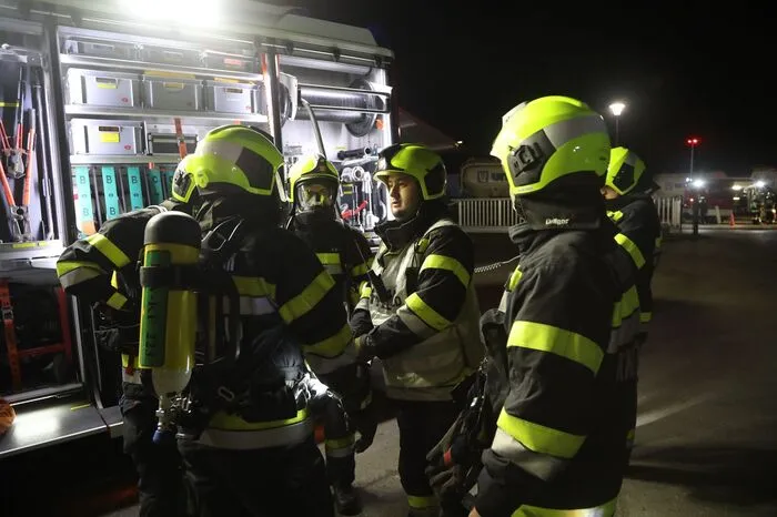 Für die Floriani galt es, mehrere Einsatzszenarien zu trainieren. Simuliert wurden ein Brand in der Uitz-Mühle, der richtige Umgang mit Gefahrengut und die Rettung einer Person vom Plateau eines 30 Meter hohen Silos.