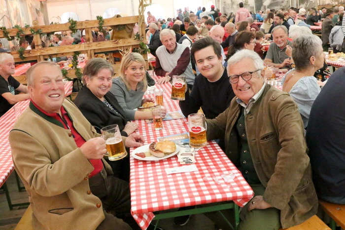 Übrigens: Auch bei voller Halle muss man nicht lange auf das Essen warten, kümmern sich doch 40 Angestellte um das Wohl der Gäste. 