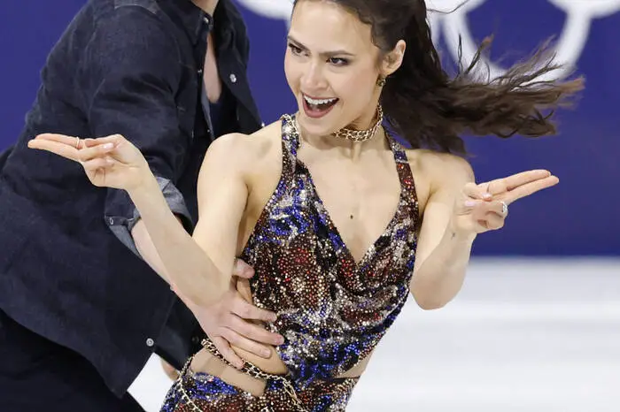 Die USA schicken in Italien drei amtierende Weltmeister ins Rennen. Im Eistanz legten Madison Chock/Evan Bates mit der Bestleistung (91,06 Punkte) vor,...
