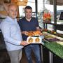 Metin Kalan und Ibrahim Güler mit Baklava und Kebap am Teller