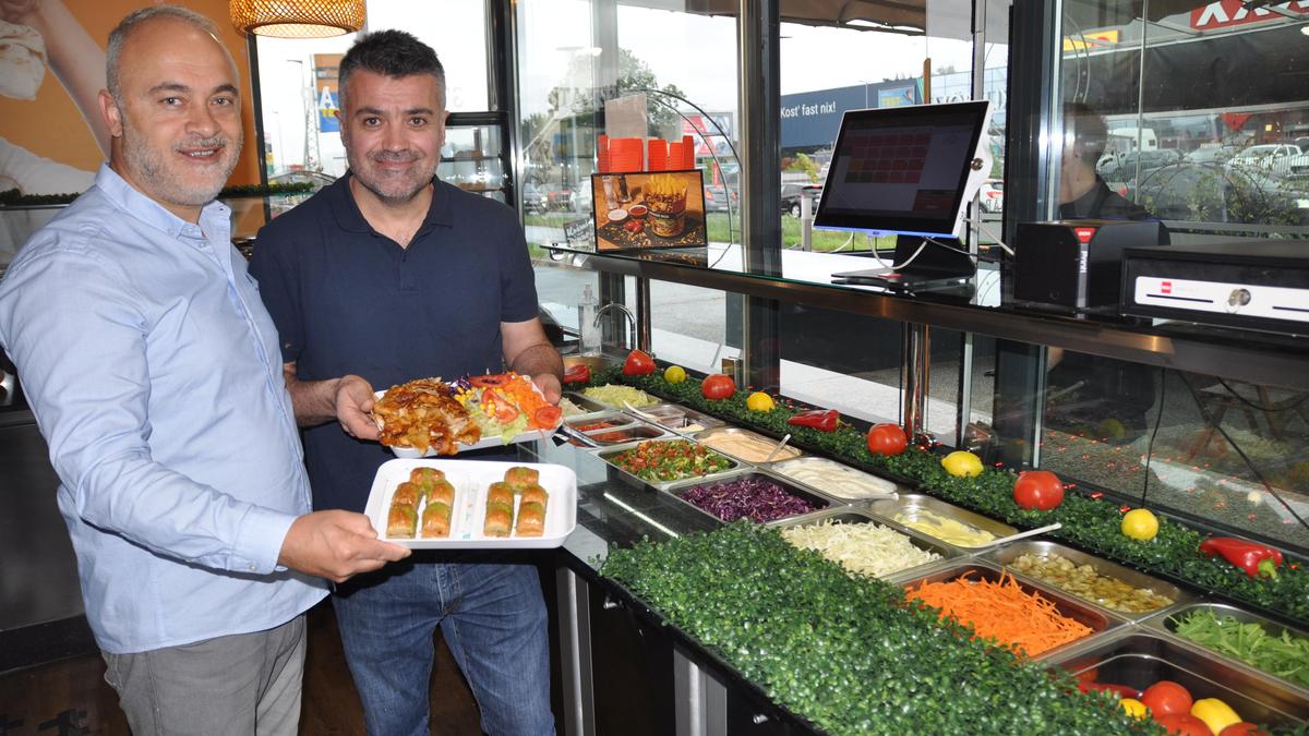 Metin Kalan und Ibrahim Güler mit Baklava und Kebap am Teller