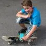 Fabian (13) ist in Sachen Handyaufladen quasi Selbstversorger. Sein Skateboard generiert über einen Dynamo Strom