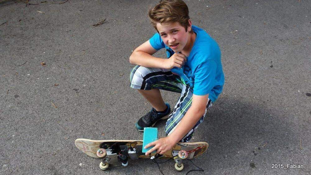 Fabian (13) ist in Sachen Handyaufladen quasi Selbstversorger. Sein Skateboard generiert über einen Dynamo Strom