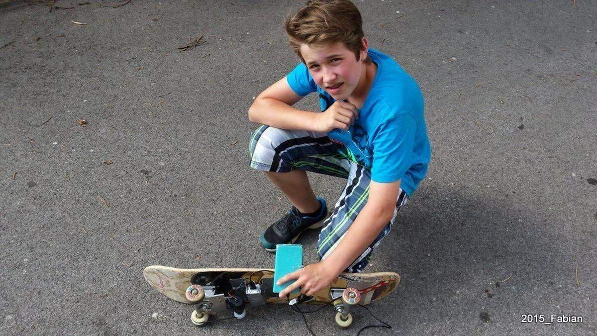 Fabian (13) ist in Sachen Handyaufladen quasi Selbstversorger. Sein Skateboard generiert über einen Dynamo Strom