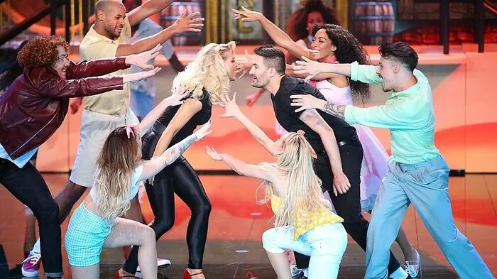 Aneta Sablik und Menderes Bagci (Mitte) tanzen zu einer Nummer aus "Grease" 'Grease'.