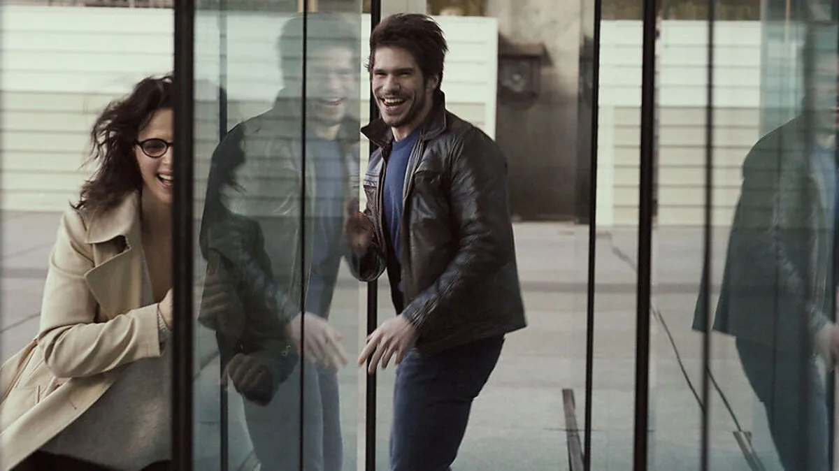 Claire (Juliette Binoche) begibt sich mithilfe von Facebook in ein künstliches Leben