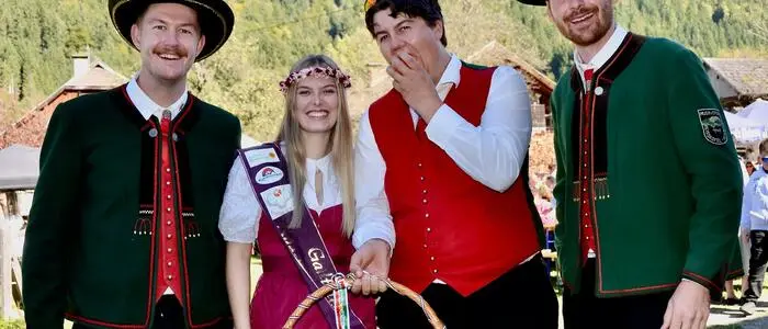 Auch Käsebotschafterin Lea Rieder ließ in Treßdorf den Apfel hochleben, im Bild mit Matthias und Niklas Kofler sowie Lukas Hohenwarter