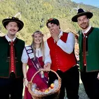 Auch Käsebotschafterin Lea Rieder ließ in Treßdorf den Apfel hochleben, im Bild mit Matthias und Niklas Kofler sowie Lukas Hohenwarter