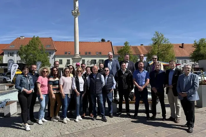 Gemeinsam mit dem Stadtmarketing-Team Barbara Wagner und Markus Jahn eröffneten die beiden Vizebürgermeister Roland Gogg und Christian Schandor und WKO-Regionalstellenobmann Christian Sommerbauer mit Regionalstellenleiterin Simone Pfeiffer die große Autoschau im Stadtzentrum. 