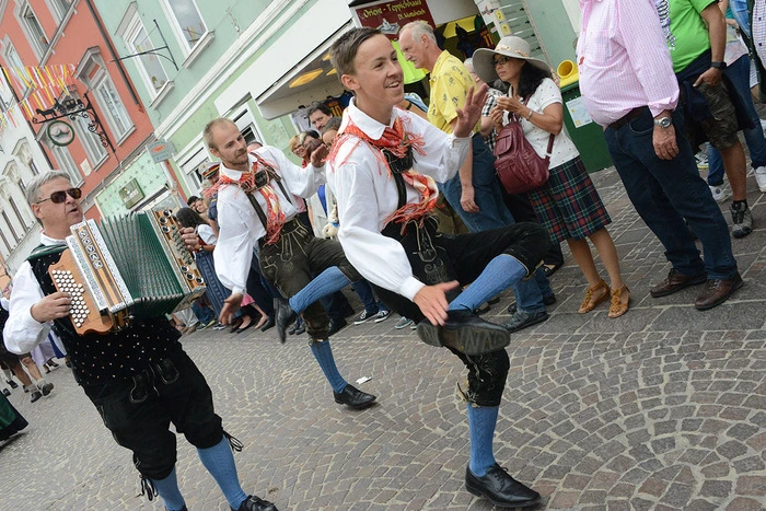 Die Fürnitzer Schuhplattler am Villacher Hauptplatz