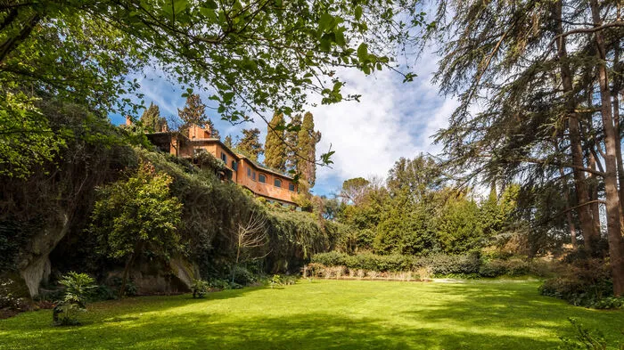 Die Villa befindet sich im Park “Appia Antica”, einer der begehrtesten und angesehensten Wohnviertel der ewigen Stadt, versunken in einem antiken Park und nur zehn Minuten vom Kolosseum entfernt.