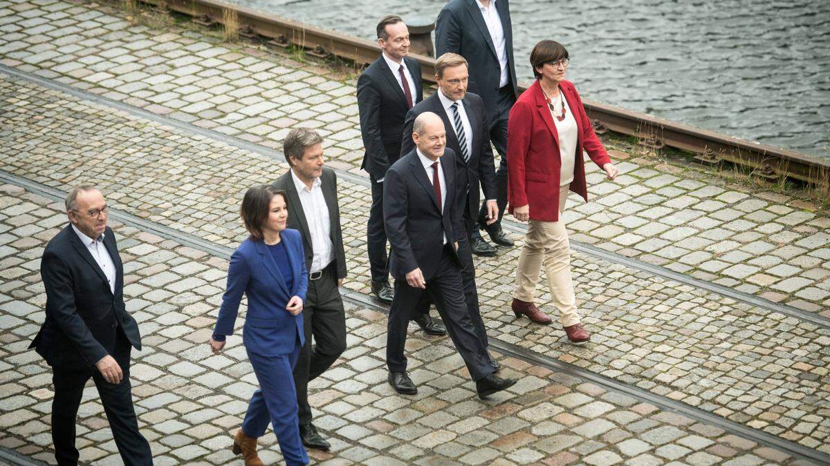 Die großen Vier Baerbock, Habeck, Scholz und Lindner, flankiert von Norbert Walter-Borjans und Saskia Esken (beide SPD) sowie Volker Wissing (FDP) und Lars Klingbeil (SPD) (Hintergrund) 2021