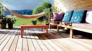 Terrassen-Dielen und Gartenmöbel aus Holz im Lounge-Stil verwandeln die Terrasse in ein zweites Wohnzimmer