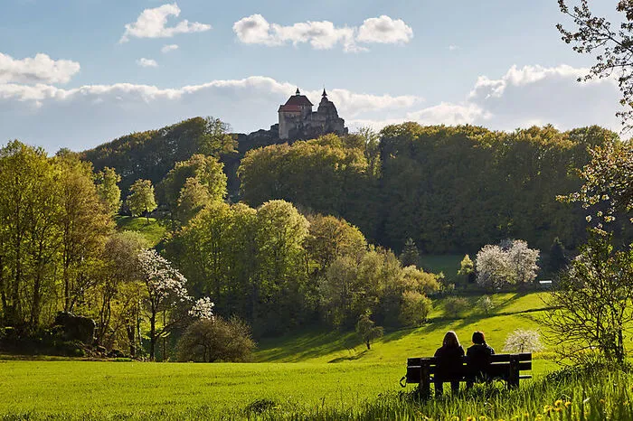 Überirdisch werden Burgen und Schlösser geboten, an die 100 großteils aus dem Mittelalter. Dabei sticht die Burg Hohenstein ganz besonders hervor. Das Wahrzeichen der Frankenalb auf 634 Meter Seehöhe steht imposant im Land.