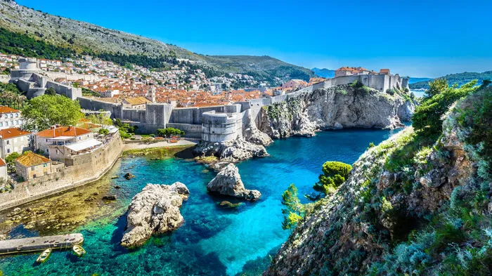 Dubrovnik ist Südkroatiens bekannter Hot-Spot undberühmt für sein kulturelles Erbe. Auf einem Spaziergang durch die autofreie Altstadt, die zum Unesco-Weltkulturerbe zählt, kann man unzählige kleine malerische Straßen und Plätze entdecken und dabei in die außergewöhnliche Geschichte dieser atemberaubenden Stadt eintauchen. Diebeeindruckende Stadtmauer von Dubrovnik dient auch alsKulisse für das fiktive Königreich "Königsmund" in der epischen Fantasy-Serie Game of Thrones.