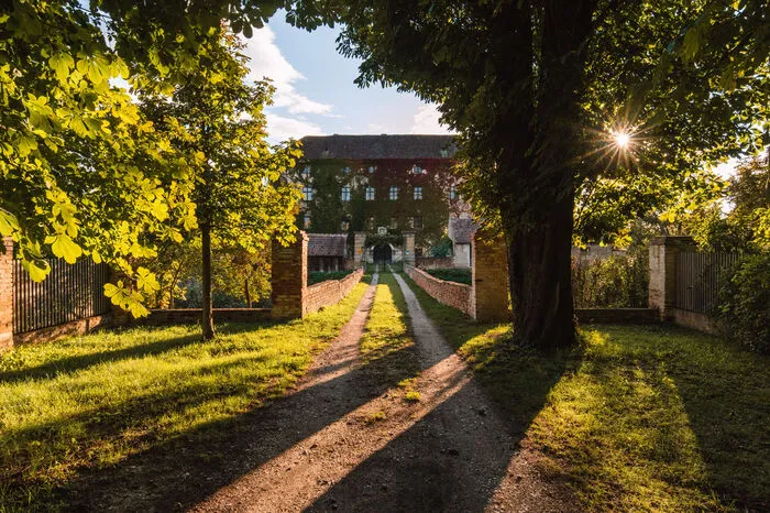 Eine Brücke über dem Wassergraben ist der Zugang zum imposanten Haus, das gewissermaßen auf einer Insel steht. Der Wassergraben hat 10.000 Quadratmeter, die Insel darin ist nur 5000 Quadratmeter groß. "An Grund ist jeder umliegende Bauer hier reicher als wir", sagen die Osmanns.