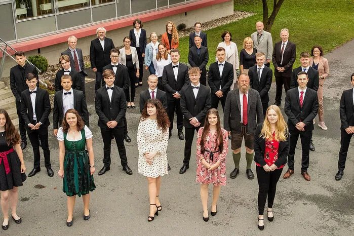 Die Maturierenden der 8A-Klassen des BG/BRG Gleisdorf unter ihrem Klassenvorstand Alexander Suppanz:Lena A. Gosch, Jakob Hütter, Tobias Mathi, Sebastian Platzer, Maximilian A. Strohmaier, Daniel Tauschmann (alle 8ARI). Die 8ARN schlossen ab: Emma Berghofer, Stefan Fachbach, Sophie T. Fuchs, Emanuel Krieger, Elias Leopold, Moritz L. Maier, Jakob S. Plank, Magdalena Sampl, Melanie C. Schloffer, Julian A. Stachl, Tobias Straßer, Matthias A. Walter und Max Wilfinger.