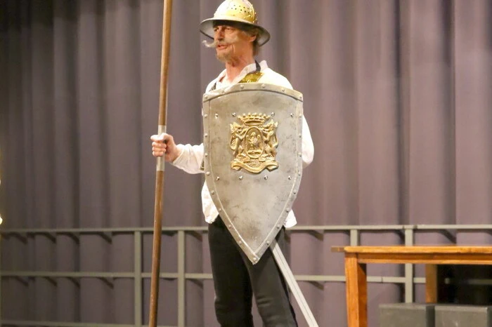 Nicht nur als Regisseur eine Klasse für sich: Charles Elkins, welcher auch auf der Bühne eine gute Figur machte. 