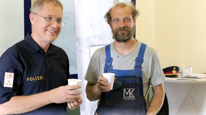 Einen Kaffee mit einer Polizistin oder einem Polizisten aus der Region trinken und auf Augenhöhe und in zwangloser Atmosphäre plaudern. 
