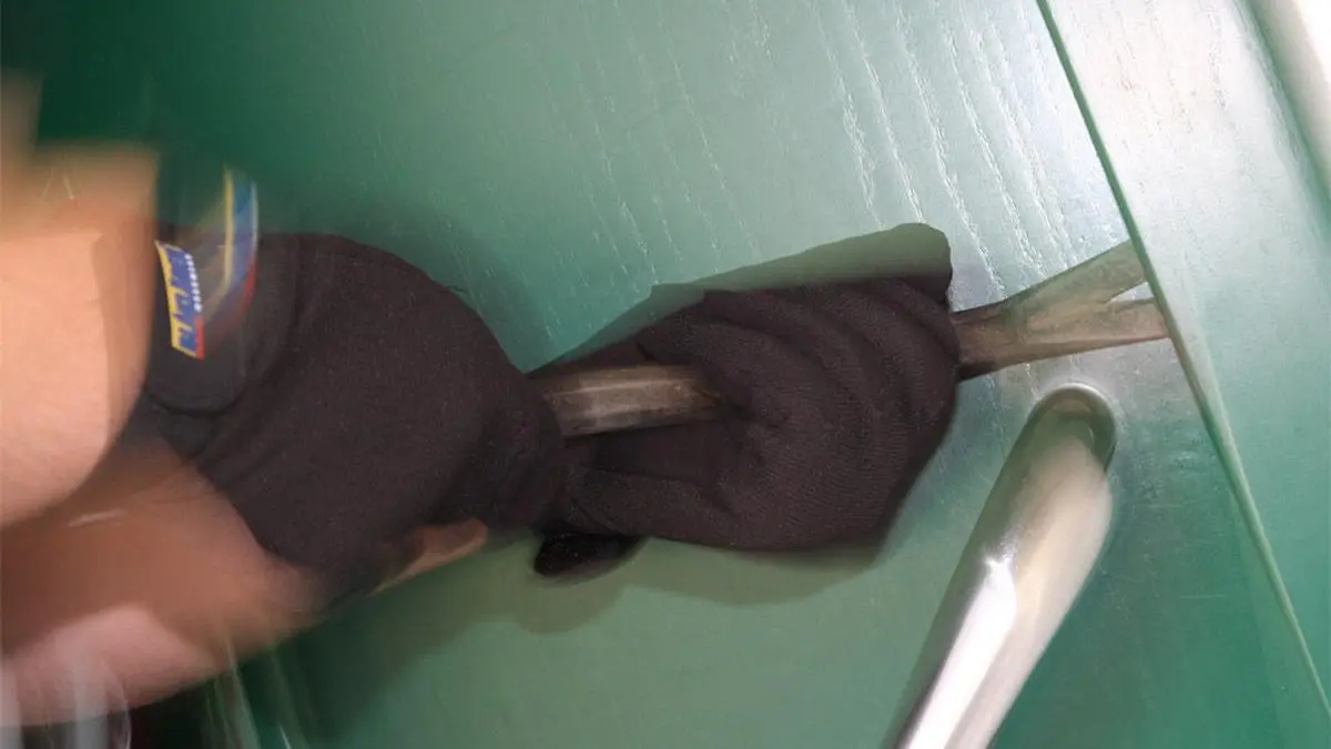 Nach Angaben der Polizei brachen die Unbekannten mehrere Container auf