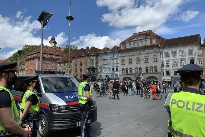 Möglich waren auch Demonstrationen - wie hier von linken Aktionisten, die den Hauptplatz für eine Kundgebung nutzten.